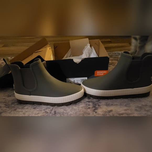 Sperry's, Olive, Size 8 - Picture 2 of 5